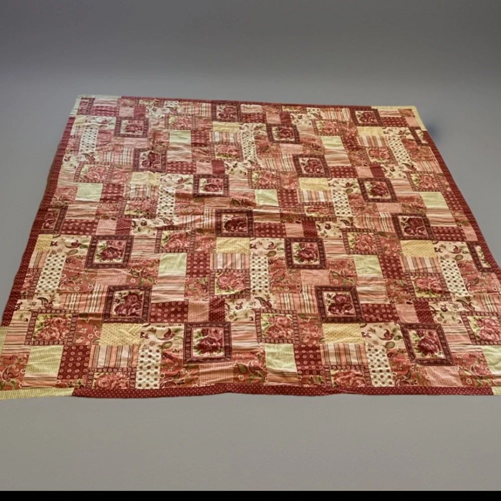Reversible Floral Quilt Coverlet Printed Patchwork Rose Cottage Style 84”x85”